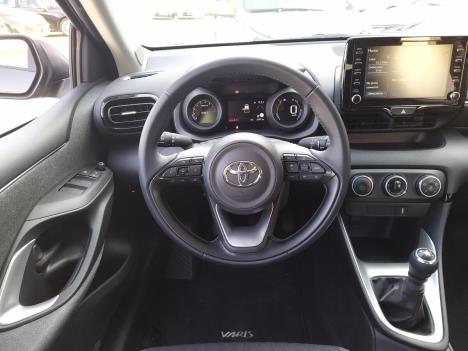 toyota-yaris-2021-9-1200-900.jpg