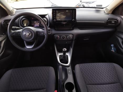 toyota-yaris-2021-10-1200-900.jpg