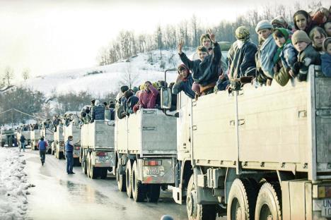 0811-srebrenica-muslimani-izbeglice-93-rgb01-ap-michel-euler.jpg