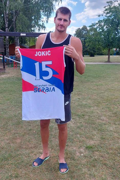 nikola-jokic-sa-dresom-beach--volley-reprezentacije-srbije.jpg