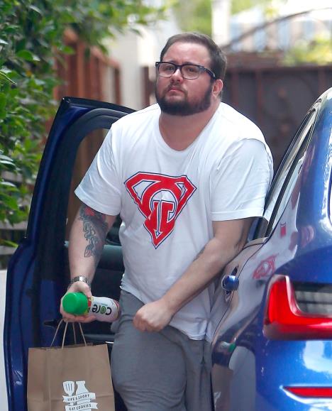 Čez Bono izlazi iz svog automobila