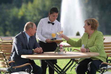 w-54560947-putin-merkel.jpg