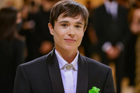 Eliot Pejdž u smokingu sa zelenom ružom na reveru