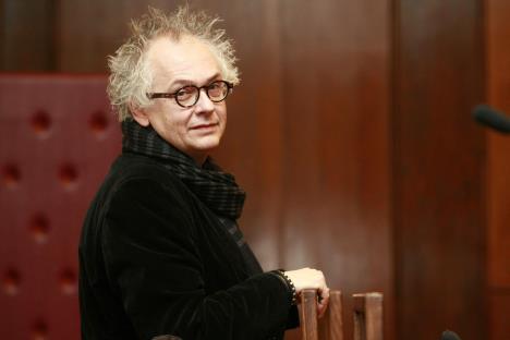 Ivan Tasovac sedi na stolici kraj klavira