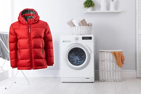 Crvena zimska jakna, veš mašina, kupatilo - kolaž fotografija