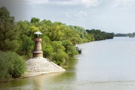 tamis-river-stockphotoayoungcouplerestsonthestepsofalighthouseatthemouthofthetamisriverwhichflowsinto2013080666.jpg