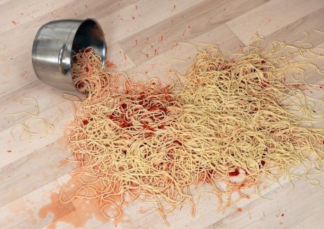 Špagete ispale iz šerpe na pod