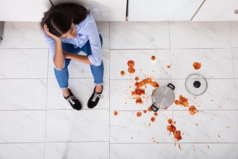 Žena ispustila šerpu sa ručkom na pod