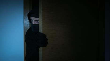 Provalnik viri kroz odškrinuta vrata