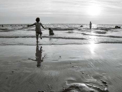 stockphotoblackwhitepicturechildrenonthebeach423840850.jpg