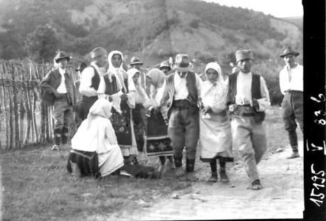 1001-3-kraljiceigrajuokorusalje-duboka-1935.jpg