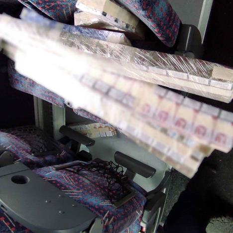 paketi-cigarete-izvuceni-iza-tapacirunga-u-autobusu.jpg