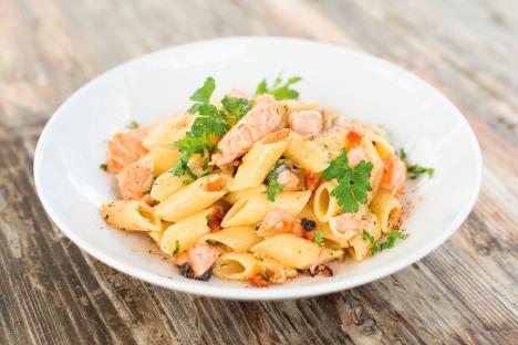 salata-sa-ribom-stockphotoitalianpastawithsalmon750935002.jpg