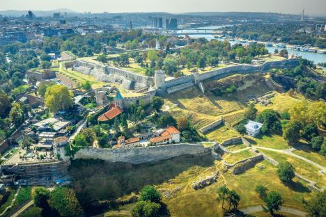 stockphotoaerialviewofthebelgradkalesidamadturbesahatkulaclocktowerbastionsandfortifications1530050123.jpg