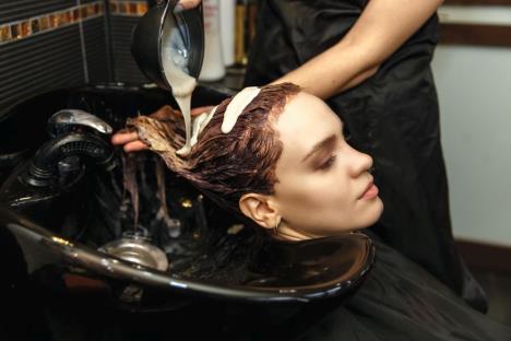 preliv--stockphotoprofessionalhairdresserdyeinghairofherclientinsalonshampooandwashingheadselective1285137271.jpg