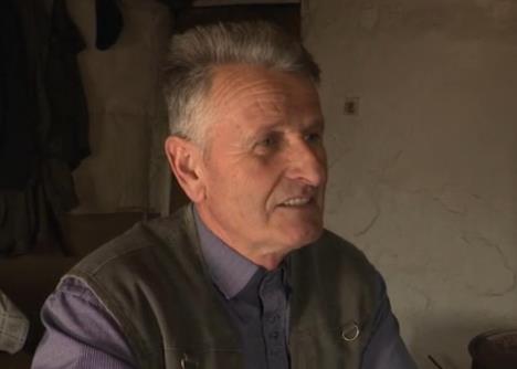 Miloje Radić u plavoj košulji i zelenom prsluku