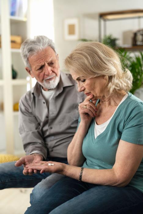 glavna-fotka-stockphotoseniorwomandrinkingmedicineworriedwomanholdinghandfulofpills1960563970-smanjena.jpg