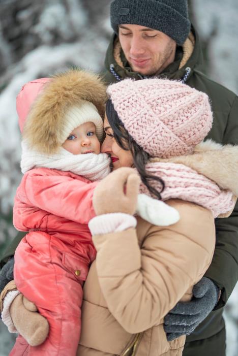 stockphotobeautifulfamilymotherfatherdaughteragainstthebackdropofasnowyforest1211678665--smanjena.jpg