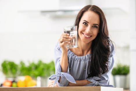 kako-da-pomognete-bubrezima-stockphotosmilingprettywomanholdsaglassofwaterleaningonkitchendesk1998412646-smanjena.jpg