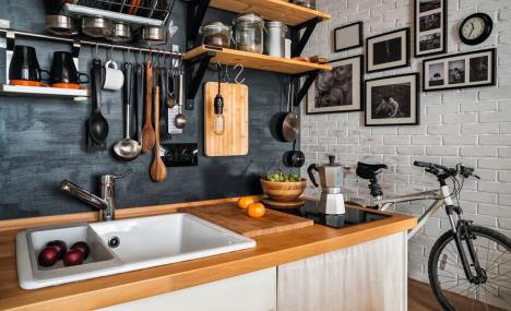 stockphotodesignofmodernhomekitchenintheloftandrusticstyleblackwallwithshelvestraysjars664769191-smanjena.jpg