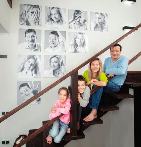 glavna-stockphotofamilyphotosonthewallportraitsoffamilystairwell377963779-smanjena.jpg