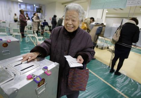 japan-baba-glasanje-rojters.jpg