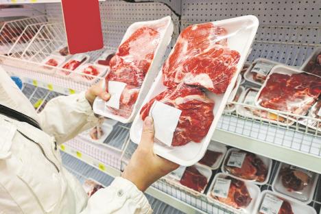 0805-stockphotobuyerhandswithporkmeatpackagesatthegrocerystoremanchoosingmeatinshoppeoplebuying1425402998.jpg