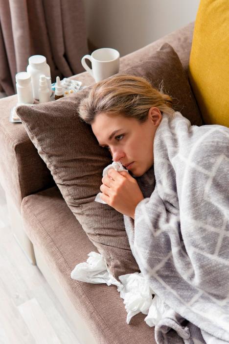 naslovna-stockphotosickwomanwitharunnynosesymptomlyingundertheblanketathome1871025343-1.jpg