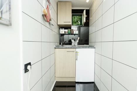 frizider-u-ravni-sa-kuhinjskim-elementima-stockphotosmallkitchenwithwhitetilesonthewall169632434.jpg