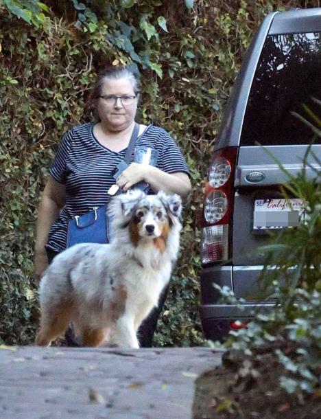 Bridžet Fonda na ulici sa psom