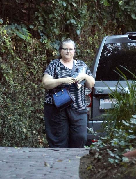 Bridžet Fonda u prugastoj majici na ulici