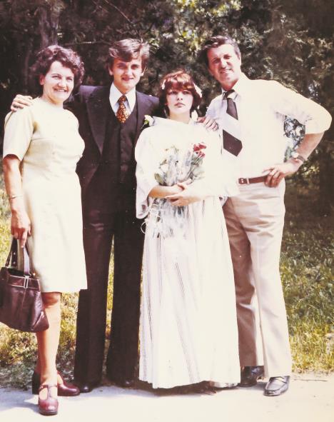 Radoš Bajić na venčanju sa Milenom i roditeljima