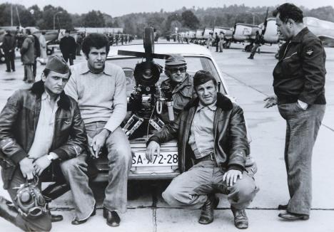 Radoš Bajić sa Batom Živojinovićem i Šimom Krvavcem na snimanju filma Partizanska eksadrila