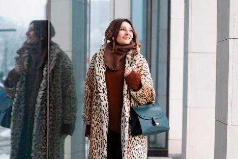 animal-print-ide-uz-neutralne-boje-stockphotocaucasiangirlinaleopardcoatwithahandbagcomesoutofabusinesscenterbuildinglifestyle1613272699.jpg