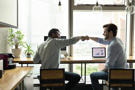 ako-imamo-srece-i-na-poslu-sticemo-prijatelje-stockphotowelldonebuddymotivateddiverseyoungmencoworkersbumpfistsonworkplacefeelexcited1911367888-sm.jpg