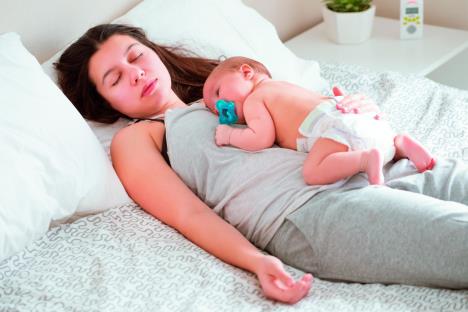 imajte-rayumevanja-da-mami-treba-vremena-ya-oporavak-stockphotoyoungmothersleepingwithherbabyonthestomachathomebedroom1240779142-sm.jpg