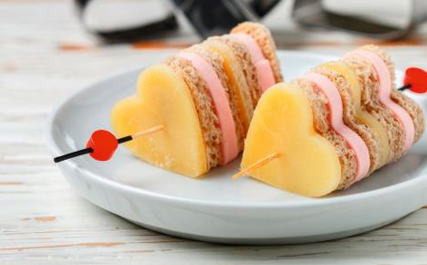 kanape-nanizan-stockphotominisandwichesparmesancheesehambreadonskewersintheformofheartsvalentinesday1292801140.jpg