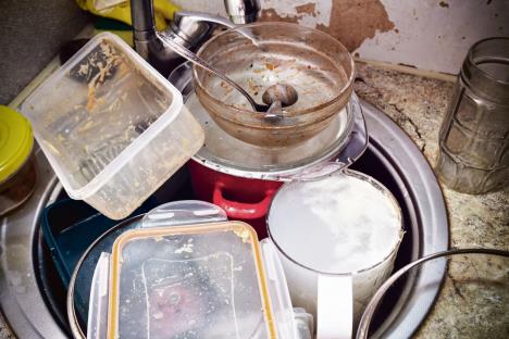 plasticno-posudje--stockphotodirtytablewareinthesinkinunwashedkitchen1761427166.jpg