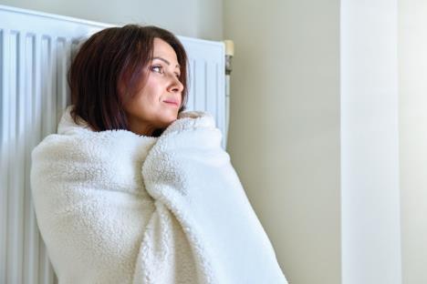 glavna-stockphotocoldwinterautumnseasonathomefrozenwomannearheatingradiator2059204202.jpg