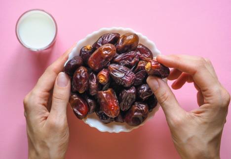 urme--stockphotosweetfoodforramadanmilkanddatesfruit1080291482.jpg