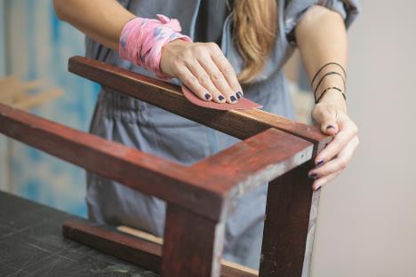 brusenje--stockphotowomanrestoringfurniture1233541981.jpg