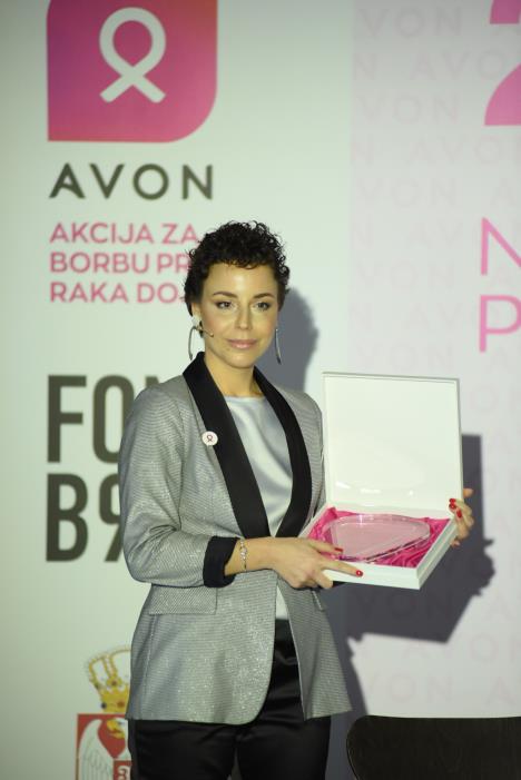 ana-dornik-dobitnica-avon-priznanja-za-zivotno-delo.jpg