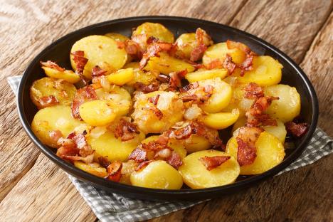 stockphotodeliciousfriedpotatobratkartoffelnwithbaconandonioncloseupintheplateonthetable2061936728.jpg