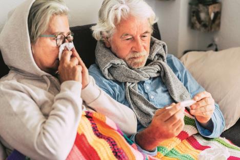 glavna--stockphotocoupleofsicksseniorsandmaturepeoplesittingatthesofawithfeverlookingatthethermometer1517677877.jpg