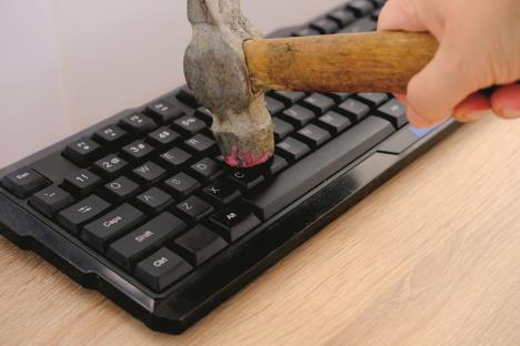 oterajte-konfuyiju-stockphotocloseupcomputerkeyboardironhammerhitskeyswithforcebreaksgadgetconceptannoysslow2134204907.jpg