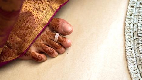 stockphotohennacoveredsouthindianbridesfootwithatoeringstickingoutfrombelowthesari201471080.jpg