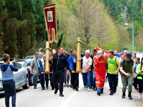 loznica--nosenje-sveca.jpg