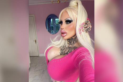 Ališa Amira pozira u rozom