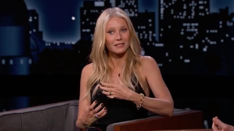 Gvinet Paltrou u emisiji u crnoj haljini