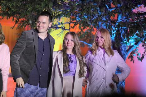 Aleksa Balašević sa suprugom Nikolinom i majkom Oliverom